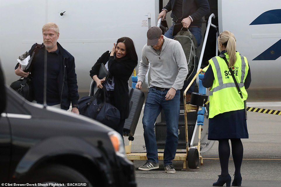 Cặp đôi cười tươi tại sân bay Victoria ở Canada, sau chuyến bay từ Mỹ.