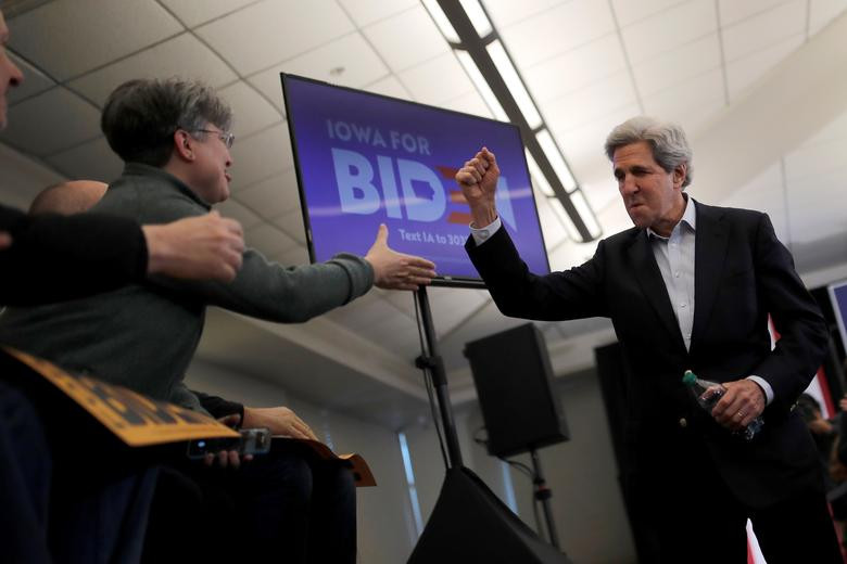 Cựu Ngoại trưởng Mỹ John Kerry đến dự sự kiện tranh cử để củng hộ cựu Phó Tổng thống Mỹ Joe Biden tại North Liberty hôm 1/2.