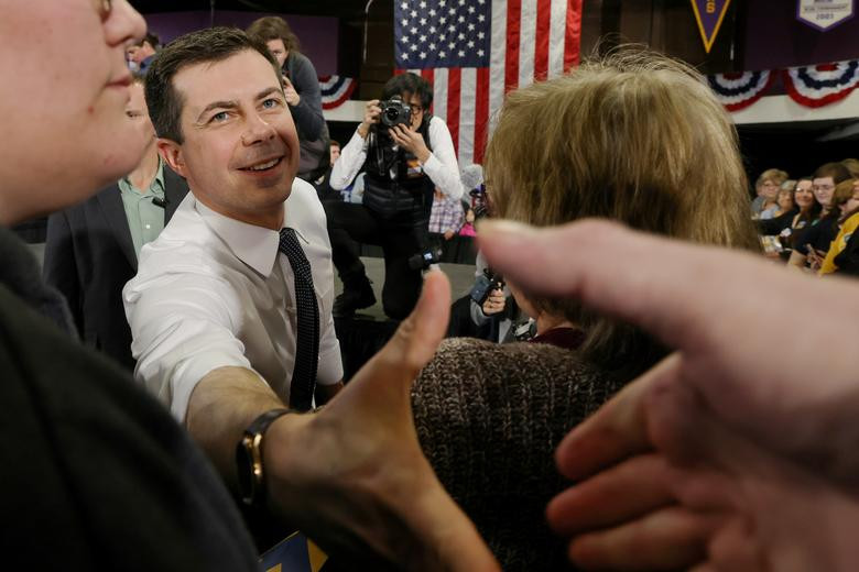 Ứng viên Pete Buttigieg bắt tay người ủng hộ tại Dubuque, Iowa, vài ngày trước khi cuộc bầu cử sơ bộ diễn ra.