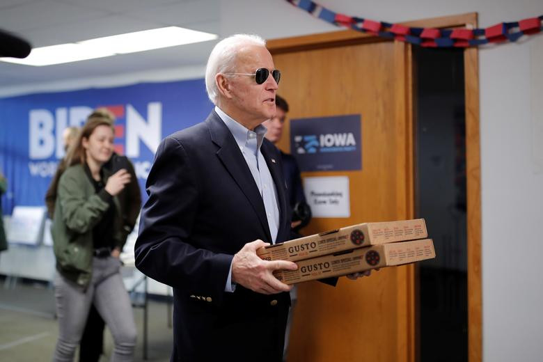 Ứng viên Tổng thống Mỹ Joe Biden mang bánh pizza cho các tình nguyện viện khi tới thăm văn phòng tranh cử ở Des Moines, Iowa, ngày 3/2.