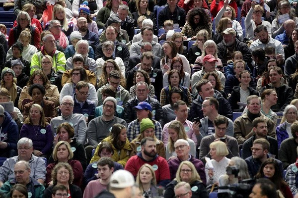 Tham gia cuộc bầu cử sơ bộ đầu tiên này, Đảng Dân chủ có 7 ứng cử viên, gồm Thượng nghị sĩ bang Vermont Bernie Sanders, cựu Phó Tổng thống Mỹ Joe Biden, Thượng nghị sĩ Elizabeth Warren, Thượng nghị sĩ Amy Klobuchar, cựu Thị trưởng Pete Buttigieg, doanh nhân Andrew Yang và tỷ phú quỹ đầu tư Tom Steyer.