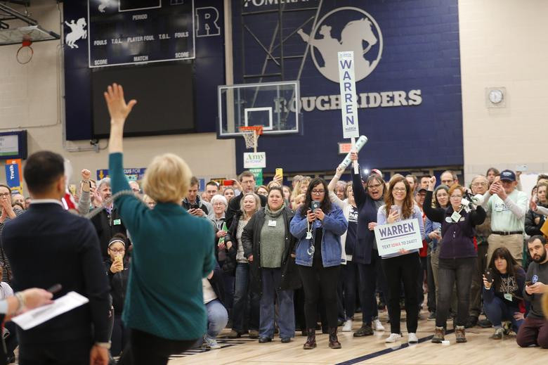 Bà Elizabeth Warren phát biểu trước những người ủng hộ tại cuộc họp kín ở Des Moines.