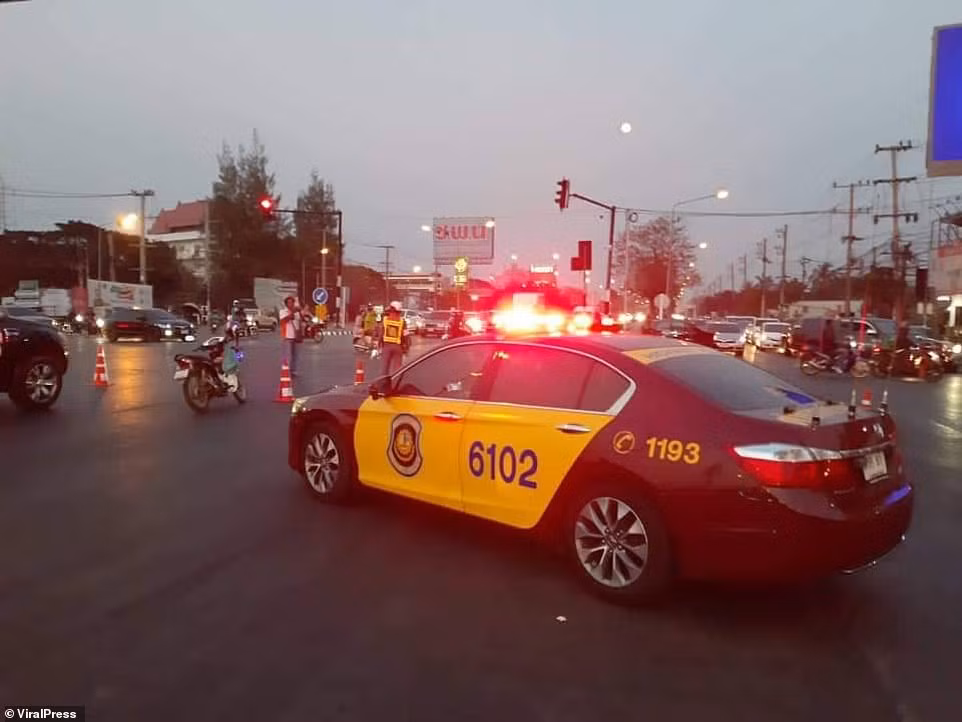 Binh sĩ này đã xả súng vào dân thường dọc theo tuyến đường tới Trung tâm thương mại Terminal 21 ở Muang. Nhiều người khác bị trúng đạn trong trung tâm thương mại.