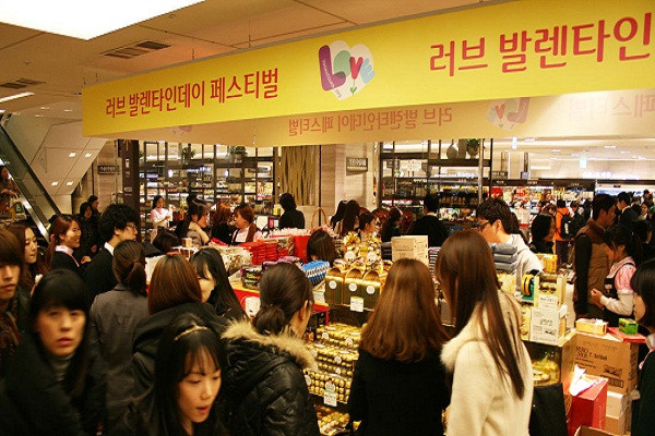 Theo Wonders List, trong ngày lễ Valentine 14/2 tại Hàn Quốc, nam giới sẽ không phải mua quà tặng người yêu. Ngược lại, các cô gái sẽ chủ động mua hoặc tự làm chocolate tặng người đàn ông họ yêu. Ảnh: CNN.