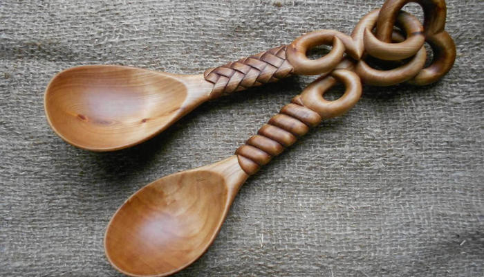 Người dân xứ Wales thường kỉ niệm ngày lễ tình nhân vào 25/1. Trong ngày này, họ không tặng nhau hoa và chocolate, mà thay vào đó là chiếc thìa tình yêu. Truyền thống này bắt đầu từ đầu thế kỷ 17. Người đàn ông ở xứ Wales khắc những chiếc thìa gỗ đặc biệt làm quà tặng cho người yêu.