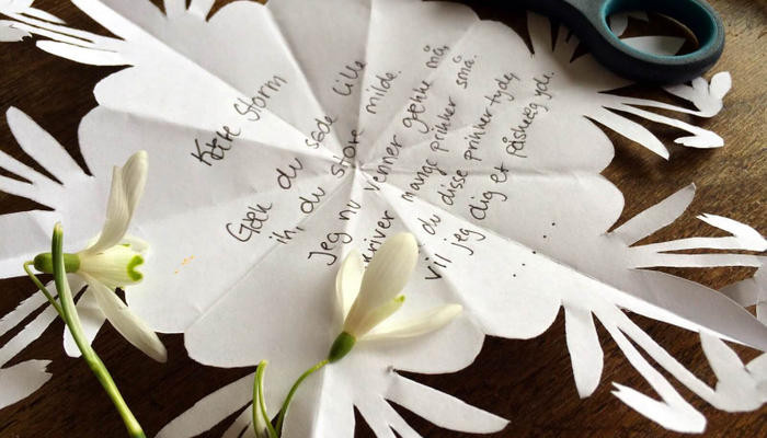 Ngoài ra, đàn ông Đan Mạch cũng tặng người phụ nữ "lá thư trêu đùa gaekkebrev". Đây là những bài thơ tình lãng mạn song được gửi ẩn danh. Theo truyền thống, nếu người phụ nữ đoán đúng người gửi thư, cô ấy sẽ nhận được món quà là một quả trứng Phục sinh. Ảnh: TT.