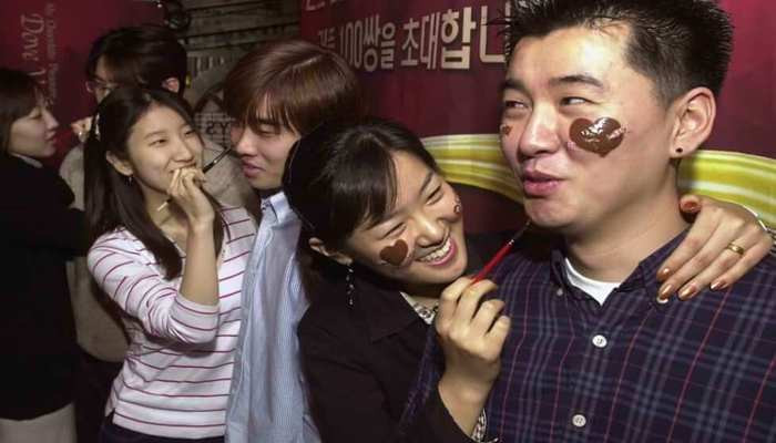 Một tháng sau, vào ngày 14/3, Hàn Quốc kỷ niệm ngày Valentine Trắng. Đây là dịp để các chàng trai đã nhận được quà trước đó đáp lại tấm chân tình của bạn gái bằng cách tặng lại quà cho họ.