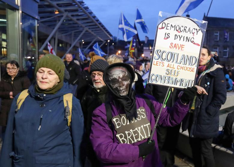Người biểu tình phản đối Brexit tuần hành bên ngoài tòa nhà Quốc hội ở Edinburgh, Scotland.