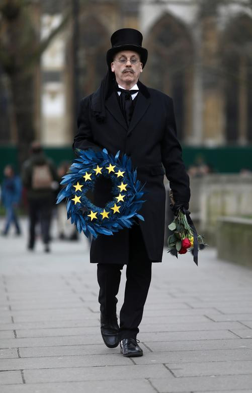 Người đàn ông cầm vòng hoa có màu cờ của Liên minh châu Âu tại khu vực Quảng trường Quốc hội ở London ngày 31/1.