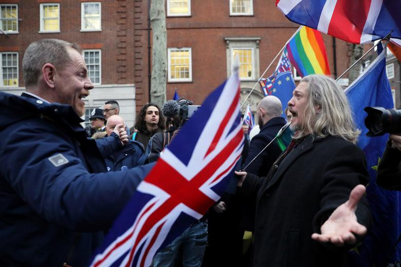 Phe ủng hộ Brexit (trái) đấu khẩu với người phản đối việc Anh rời EU ở thủ đô London.