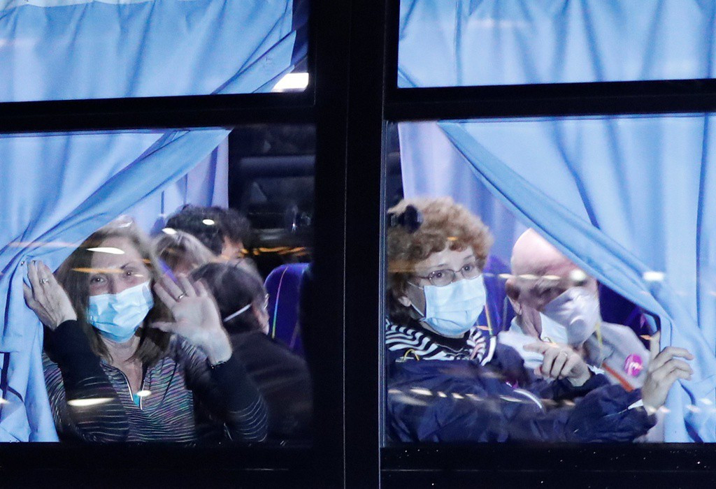 Trong khi đó, Trung tâm Kiểm soát và Phòng ngừa Dịch bệnh Mỹ (CDC) kêu gọi người dân chuẩn bị tinh thần "đón" dịch COVID-19. Đáng chú ý, thành phố San Francisco và quận Cam đã tuyên bố tình trạng khẩn cấp do lo ngại sự bùng phát dịch bệnh. Hiện tại, Mỹ ghi nhận 60 ca nhiễm SARS-CoV-2. Mời độc giả xem thêm video: Công sở Trung Quốc vắng vẻ giữa bão dịch nCoV (Nguồn video: VTC1)