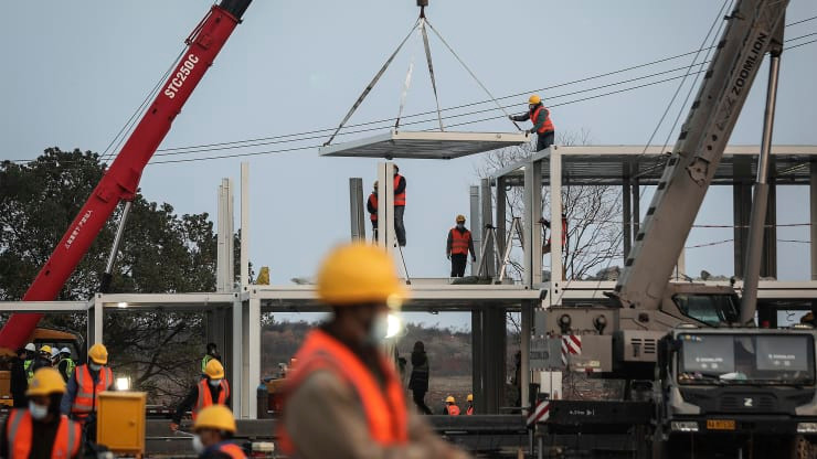 Ông Peng Guanping, Giám đốc kỹ thuật hệ thống xử lý nước thải cho hai bệnh viện trên, cho biết tiêu chuẩn xử lý tại các bệnh viện đặc biệt này cao gấp nhiều lần bệnh viện thông thường để phòng dịch bệnh lây lan.
