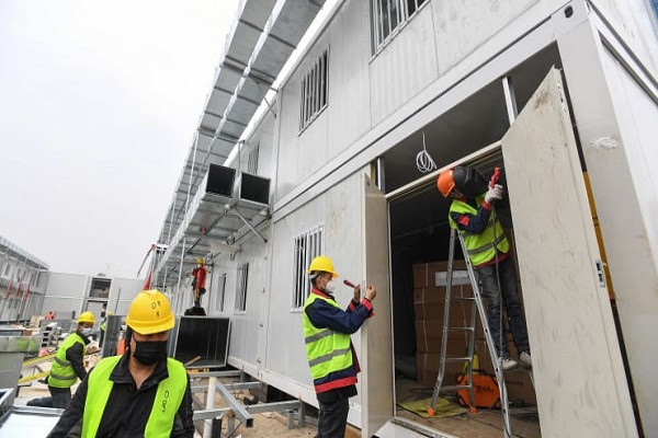 Các công nhân khẩn trương hoàn tất việc xây dựng bệnh viện trong ngày 2/2.