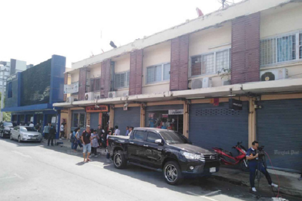 Buon chuyen gia dinh, xach sung na lien tuc len troi giua Bangkok-Hinh-2