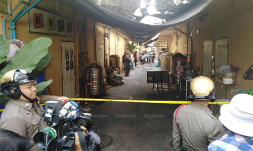 Buon chuyen gia dinh, xach sung na lien tuc len troi giua Bangkok