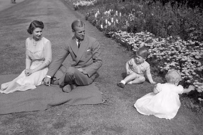 Công chúa Elizabeth trong bức ảnh chụp cùng chồng, Hoàng tử Philip, và các con là Hoàng tử Charles và Công chúa Anne năm 1951. Mời độc giả xem thêm video: Nữ hoàng Elizabeth II "chính thức" kỷ niệm sinh nhật lần thứ 90 (Nguồn video: VTC14)