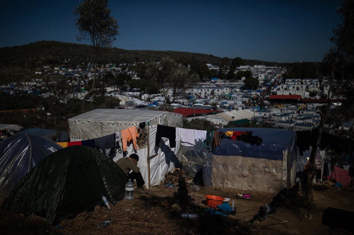 Anh và vợ, Yasamin, phải thức dậy trước bình minh để đi vào khu trại Moria, thay phiên nhau xếp hàng chờ đợi suốt 3 giờ để nhận đồ ăn.