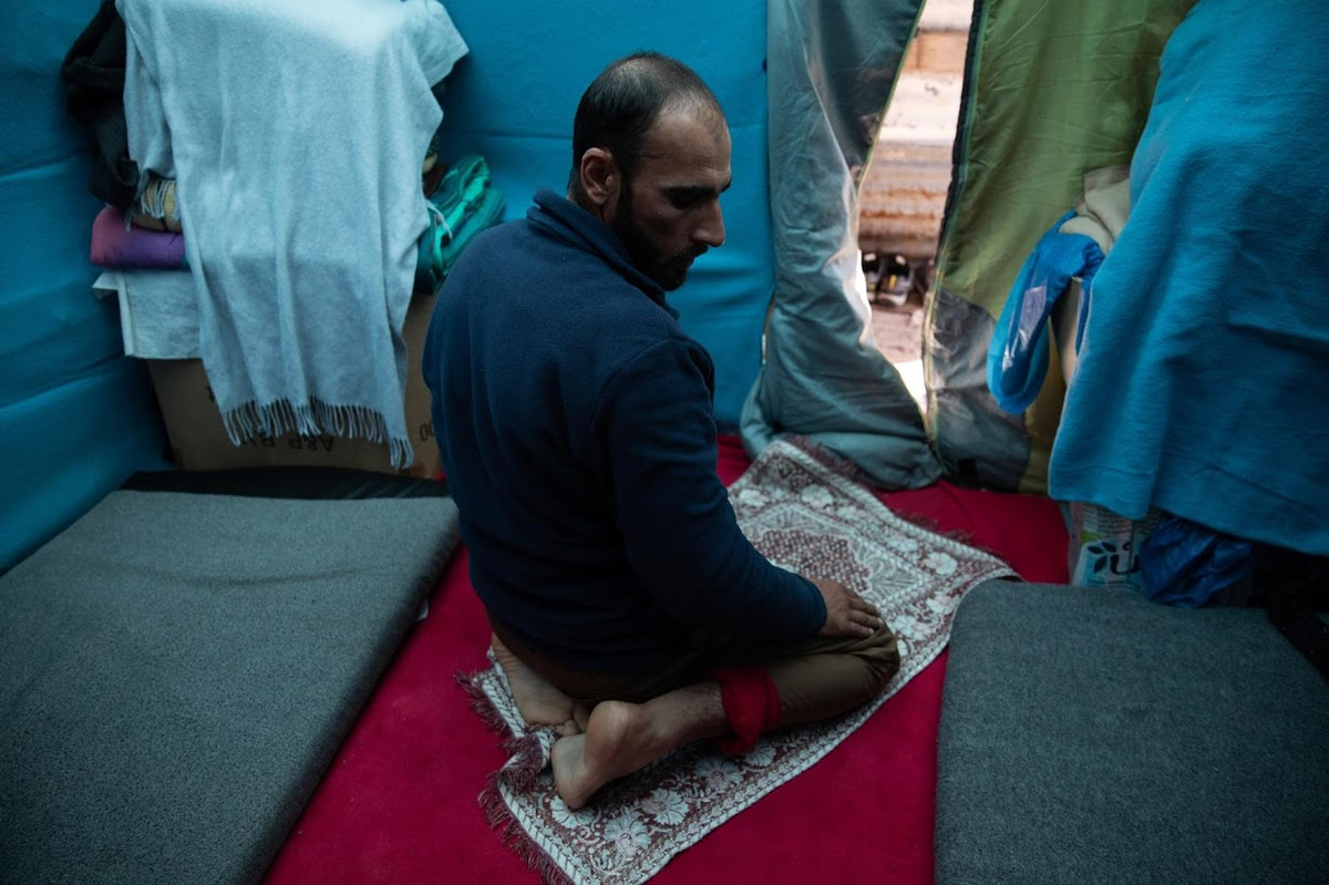 Đồ ăn không đủ cho cả gia đình 5 người nên họ phải tự nấu ăn bằng bếp lò. Lo sợ bị cướp hoặc bị tấn công, gia đình Talibshah chủ yếu ở trong lán trại.