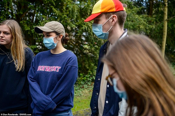 Anh truy tim gan 500 du khach den tu Vu Han giua “bao” virus corona