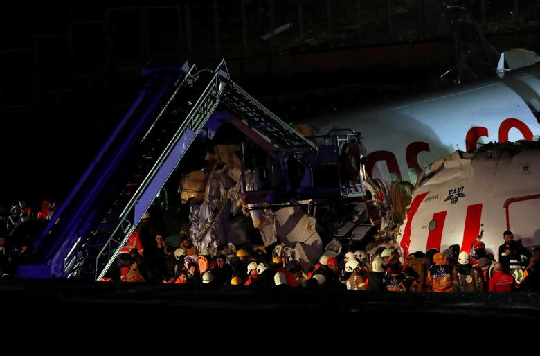 Hien truong may bay TNK vo nat thanh ba phan khi ha canh, hang tram nguoi thuong vong-Hinh-12