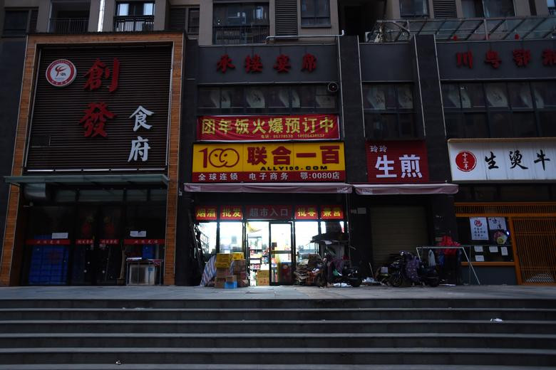 Hầu hết các cửa hàng trong thành phố vẫn đóng cửa hôm 23/2.