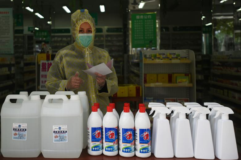 Bên trong một hiệu thuốc với đầy chai thuốc khử trùng.