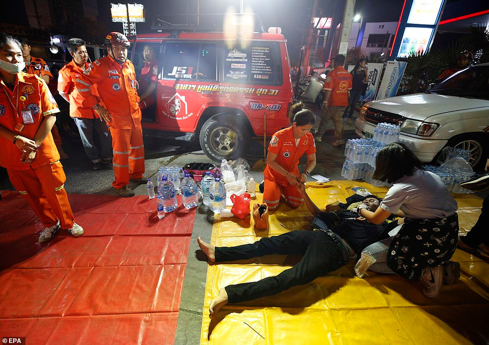 Một nạn nhân bị thương được nhân viên y tế sơ cứu.