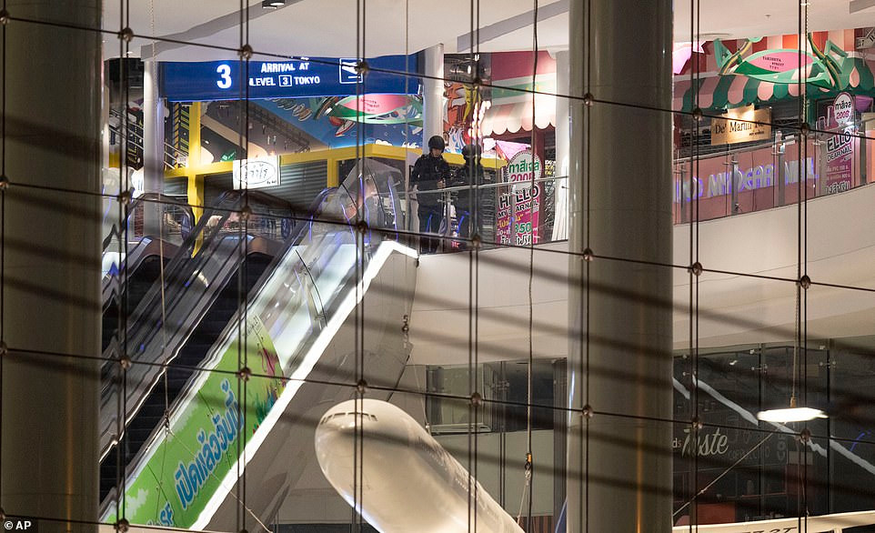 Hai binh sĩ Thái Lan trong trung tâm thương mại Terminal 21 khi truy bắt kẻ xả súng làm 25 người thiệt mạng.