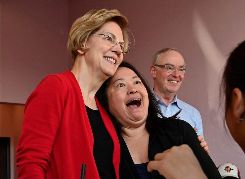 Bà Elizabeth Warren chụp ảnh cùng người ủng hộ trong cuộc vận động tranh cử tại Las Vegas, Nevada, ngày 15/2.