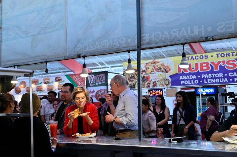 Bà Warren nếm thử đồ ăn tại khu chợ Broadacres ở Las Vegas ngày 15/2.