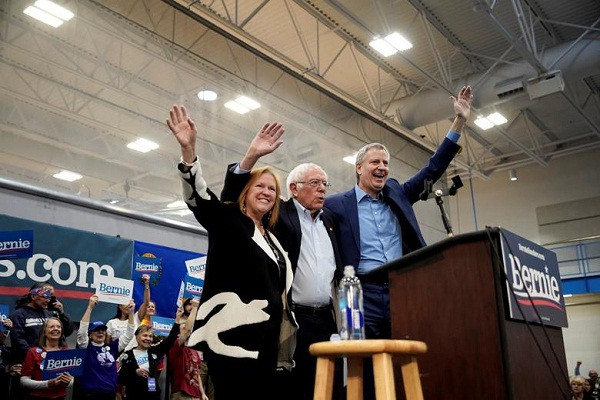 Thượng nghị sĩ Sanders, vợ ông Jane O'Meara Sanders, và Thị trưởng New York Bill de Blasia tại sự kiện tranh cử được tổ chức ở thành phố Carson ngày 16/2.