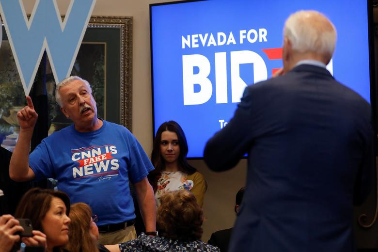 Một người đàn ông "ngắt lời" cựu Phó Tổng thống Joe Biden khi ông đang phát biểu tại Henderson ngày 14/2.