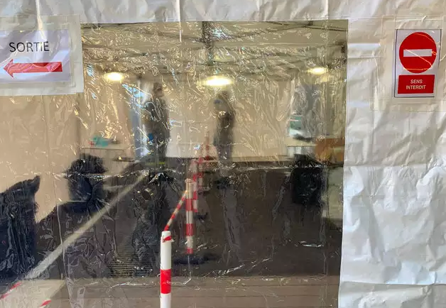 Thị trưởng Jean Montagnac cho biết những người bị cách ly trong khu nghỉ dưỡng này được bác sĩ kiểm tra sức khỏe hai lần một ngày để đảm bảo không có chuyện gì xảy ra, phát hiện kịp thời nếu họ có triệu chứng nhiễm virus corona.