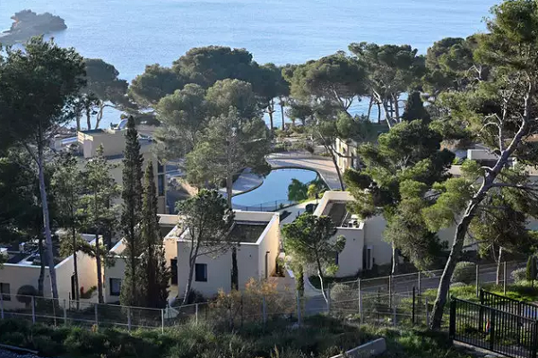 Hiện tại, những người này đang được cách ly tại khu nghỉ dưỡng Vacanciel ở Carry-le-Rouet, gần Marseille.