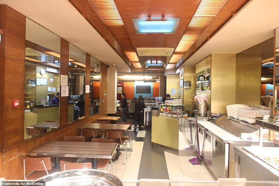 Bên trong một nhà hàng vắng khách trong khu phố Tàu ở thủ đô Anh.