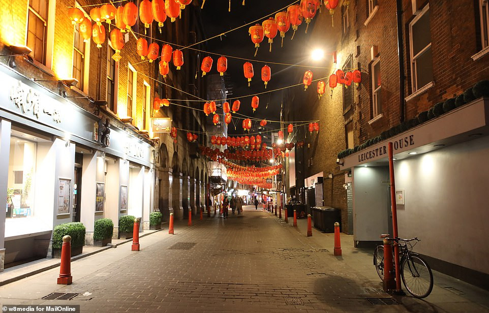 Nỗi sợ dịch virus corona khiến khu Phố Tàu ở London trở nên vắng lặng.