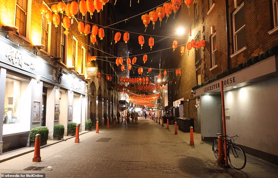 Nỗi sợ dịch virus corona khiến khu Phố Tàu ở London trở nên vắng lặng.