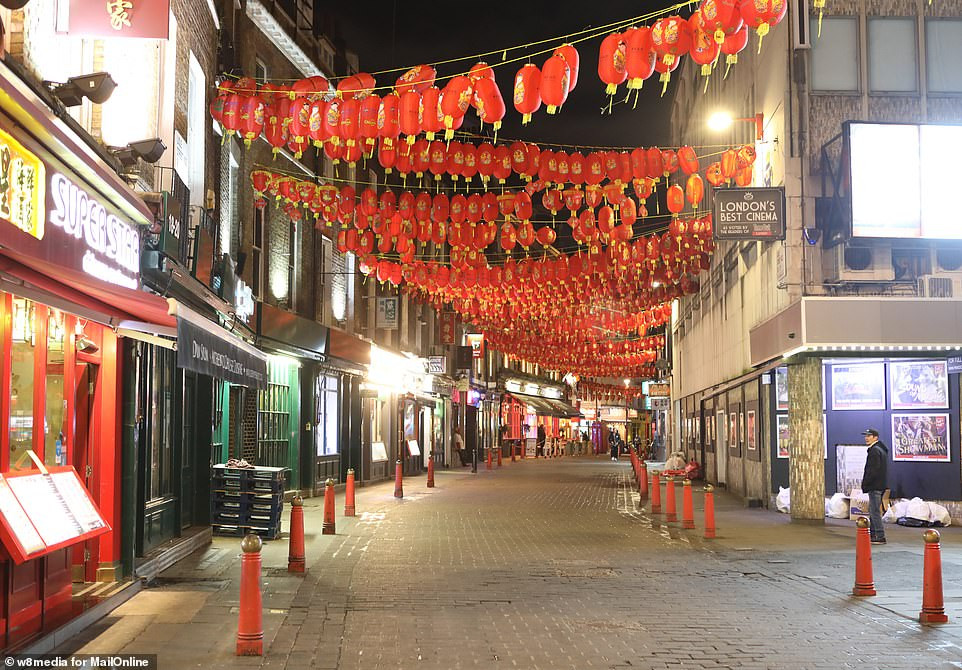 Người dân ở Anh được khuyến cáo thận trọng và tuân theo chỉ dẫn tại nơi công cộng nhằm ngăn nguy cơ lây nhiễm virus.