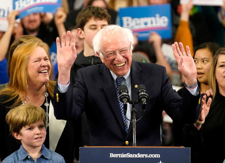 Thượng nghị sĩ Bernie Sanders phát biểu khi đứng bên cạnh người thân ở Manchester, New Hampshire.