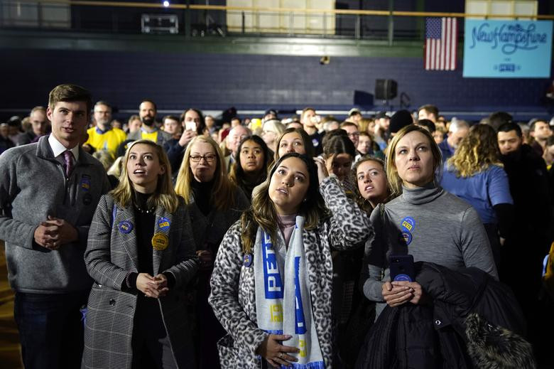 Người ủng hộ theo dõi kết quả bỏ phiếu của ông Pete Buttigieg tại Nashua.