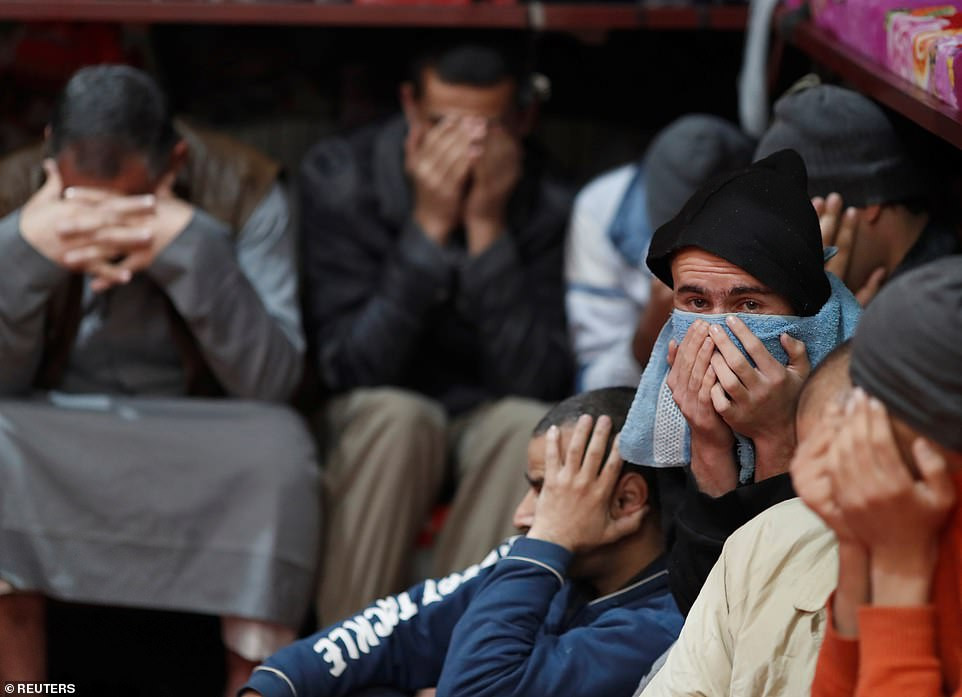 Các tù nhân đến từ Iraq và Syria ngồi chen chúc trong phòng giam ở Hasaka, nơi họ bị giam giữ từ gần một năm trước.
