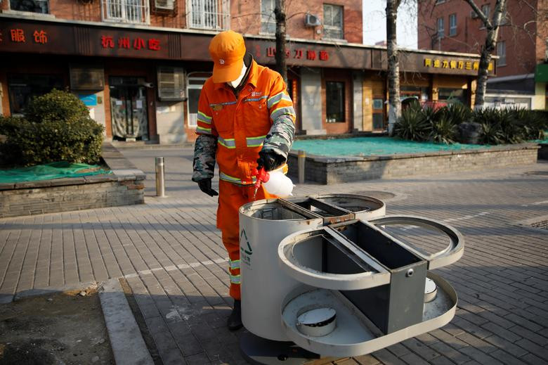 Nhân viên vệ sinh phun thuốc khử trùng cho thùng rác ở thủ đô Bắc Kinh ngày 19/2.