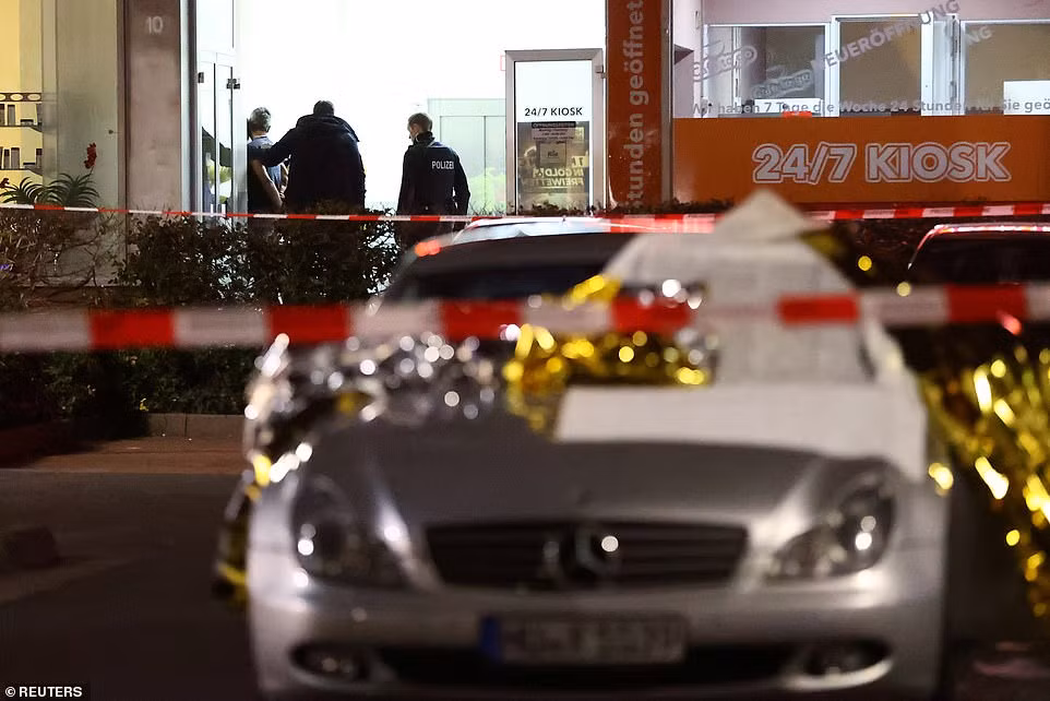 Cảnh sát bắt giữ một người đàn ông sau vụ xả súng tại Hanau, gần Frankfurt, tối 19/2.