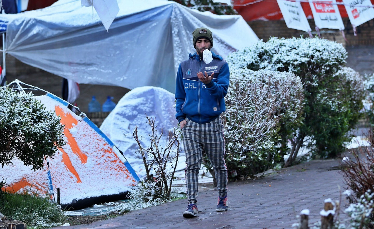 Một người đàn ông tung hứng quả bóng tuyết tại khu vực Quảng trường Tahrir, Baghdad, ngày 11/2.