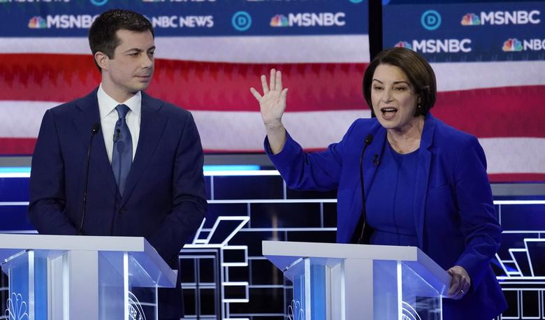 Ứng viên Tổng thống Mỹ Pete Buttigieg (trái) và Amy Klobuchar tranh luận trên sóng truyền hình.