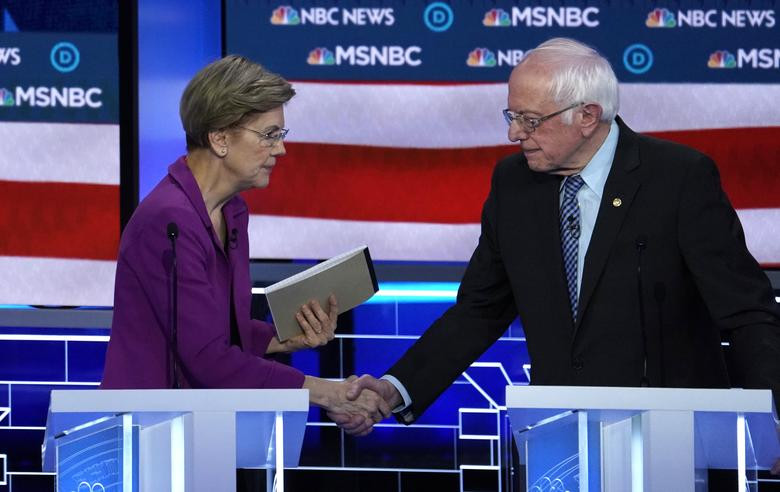 Thượng nghị sĩ Elizabeth Warren bắt tay ông Sanders lúc kết thúc buổi tranh luận.