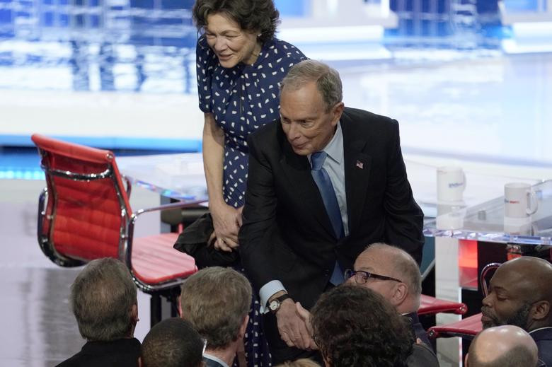 Ứng viên Bloomberg bắt tay đám đông trong khán phòng hôm 19/2.