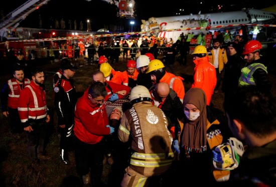 Một người bị thương được đưa đi cấp cứu.