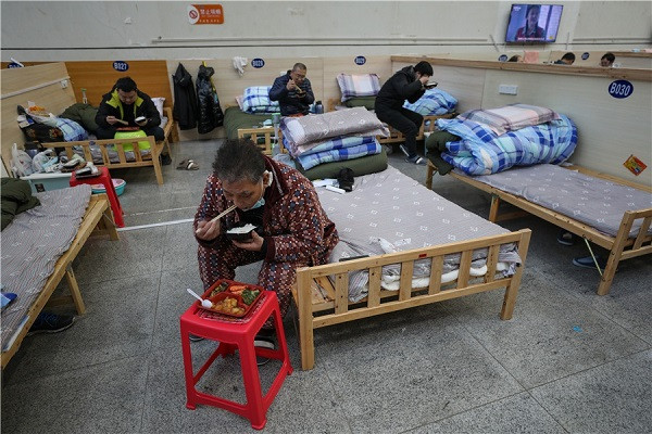 Bệnh nhân ăn bữa tối tại phòng sinh hoạt riêng ở bệnh viện dã chiến Tazi Lake. Tới thời điểm hiện tại, 13 cơ sở đã được xây dựng hoặc chuyển đổi trở thành các bệnh viện dã chiến tại Vũ Hán, với 13.348 giường bệnh. Nhà chức trách Vũ Hán cho biết thành phố này đang chạy đua để hoàn thành thêm 19 cơ sở dã chiến khác trong ngày 25/2, với tổng cộng 30.000 giường bệnh. Ảnh: China Daily.