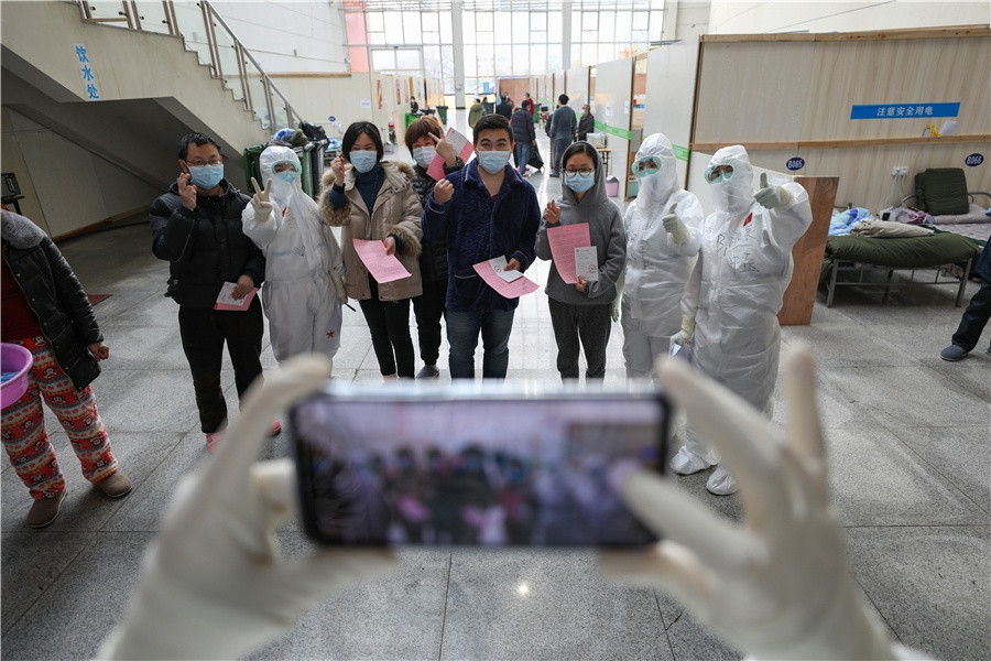 Trong ngày 22/2, số ca tử vong được ghi nhận tại Trung Quốc là 97, trong đó 96 trường hợp xảy ra tại tỉnh Hồ Bắc và 1 ghi nhận tại tỉnh Quảng Đông. Tổng cộng, Trung Quốc đã ghi nhận 76.936 ca nhiễm, trong đó 2.442 người đã tử vong, 51.606 người đang được điều trị và 22.888 người đã xuất viện. Trong ảnh, các bệnh nhân đã hồi phục chụp ảnh lưu nhiệm trước khi xuất viện. Ảnh: China Daily.